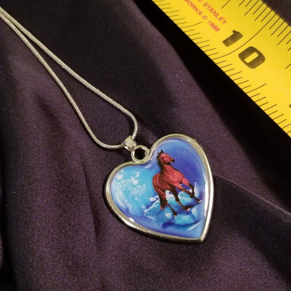 NWOT horse heart-shaped pendant - Picture 3 of 4